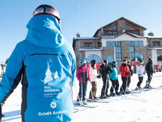 Achetez vos forfaits de ski et réservez vos cours directement à la réception Ushuaia The Mountain Hotel Arinsal Achetez vos forfaits de ski et réservez vos cours directement à la réception Ushuaia The Mountain Hotel Arinsal